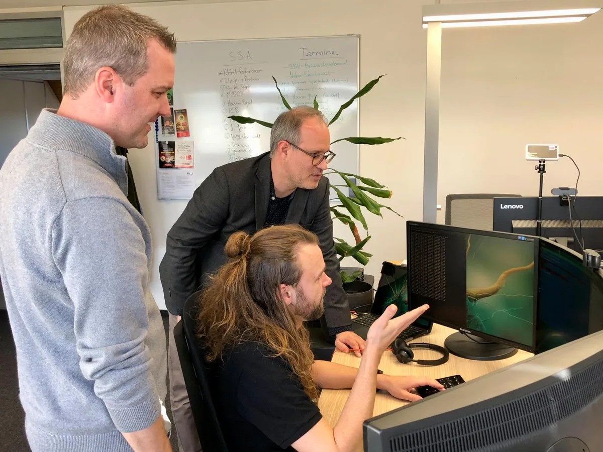 Im Einsatz für Cybersicherheit: Roger und Marco Hiestand (v.l.) leiten die Brevit AG. Am Bildschirm sitzt Mitarbeiter Ivan Kunz., Die Zahl der Cyberangriffe hat sich in den letzten Jahren verdreifacht, wie die Cybersecurity-Experten feststellen.
