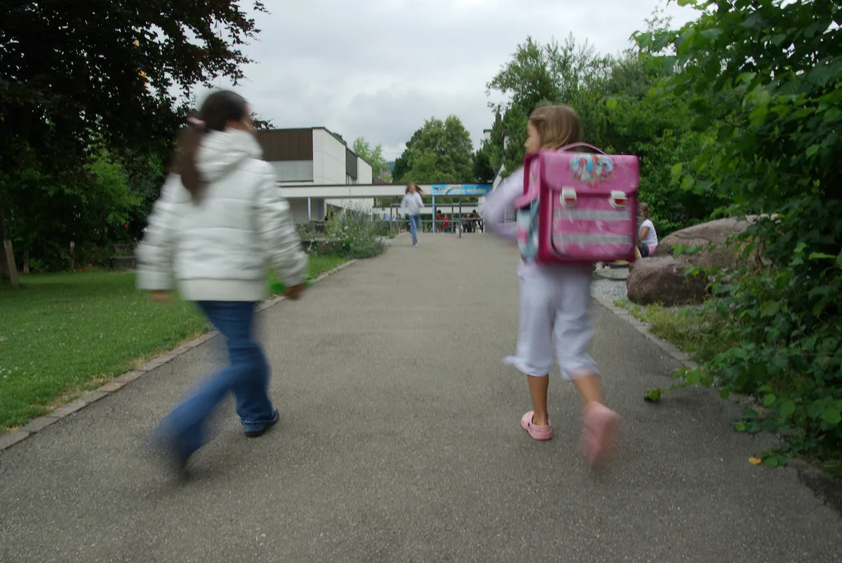 0877047_preview Mit der Aktion «Walk to School» gemeinsam in die Schule laufen.