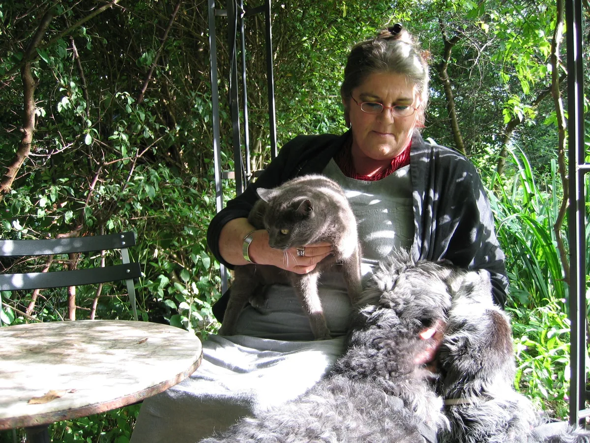 Nach ihrer Politikkarriere engagierte sich Barbara Marty Kälin beim Schweizer Tierschutz, hier mit ihren Katzen zu Hause in Bertschikon. Foto: bf