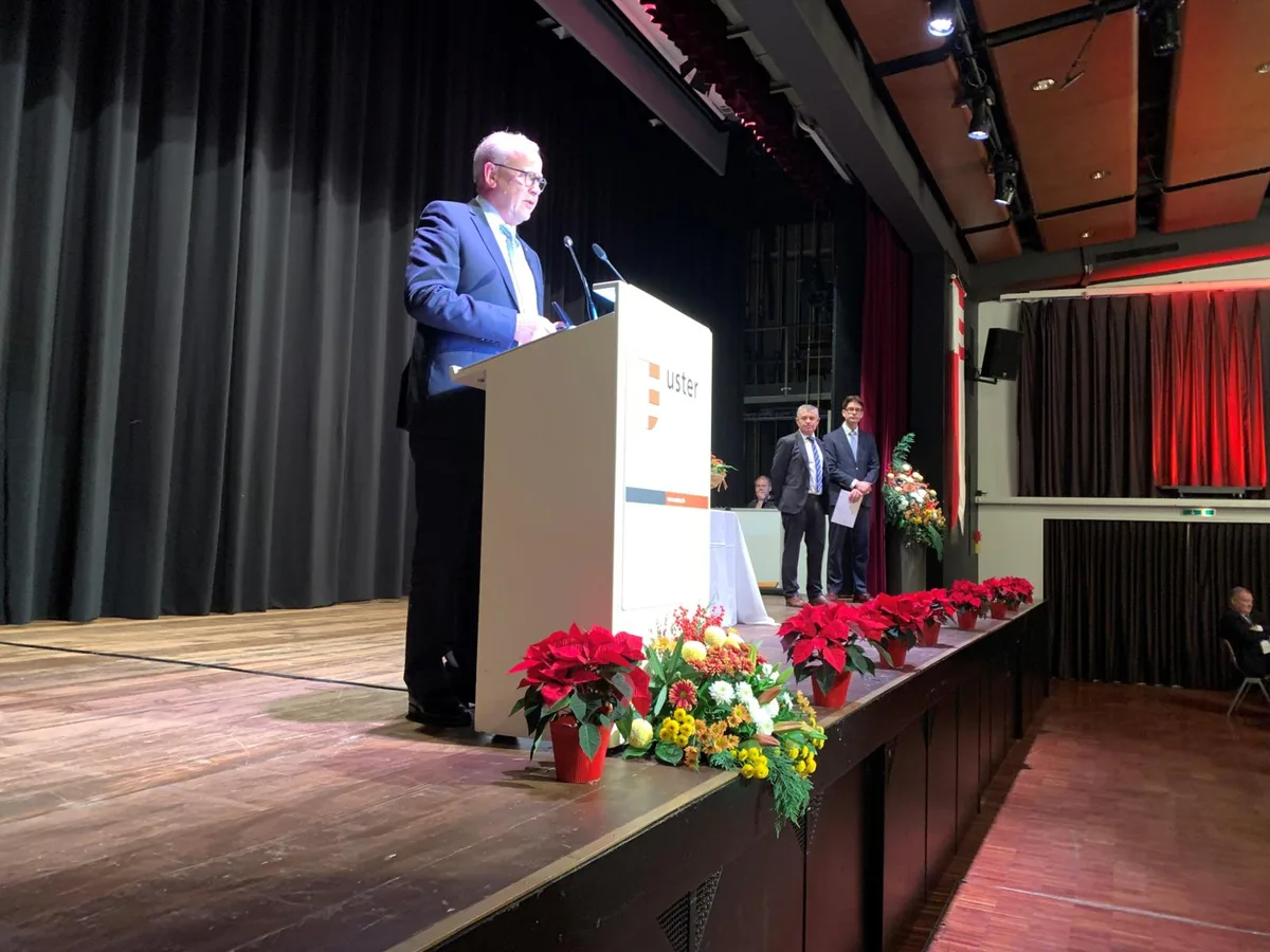 Der vormalige Obmann Werner Egli (links) wurde von Regierungspräsident Ernst Stocker im Beisein vom neuen Obmann Christoph Keller mit der Silbermedaille des Kantons Zürich geehrt. Foto: Christian Merz
