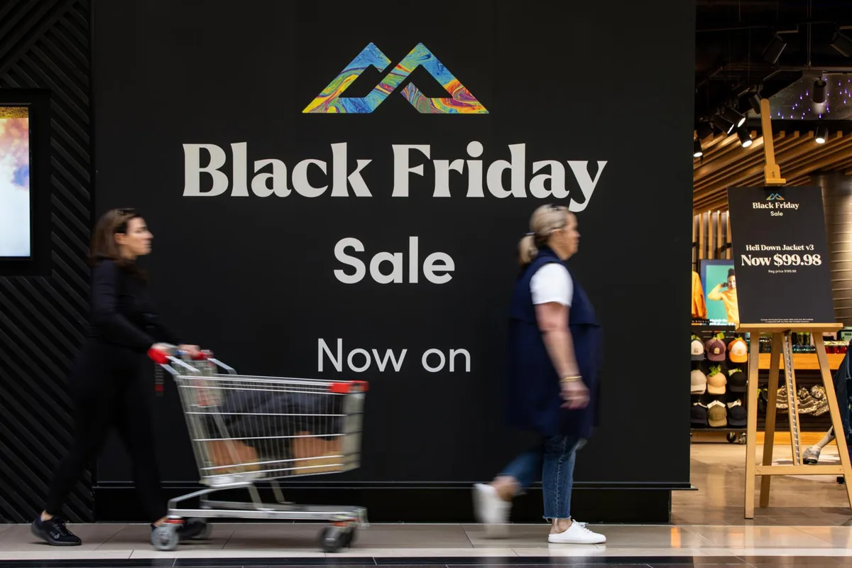 20221125020716631_preview Am Black Friday locken die Läden mit Angeboten.