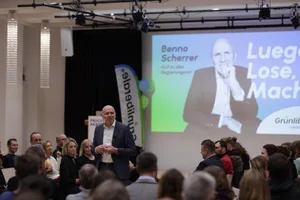 https-zueriost-ch-sites-default-files-elvis-media-2022-11-25112020_scherrer_2_pd_preview-jpg Der Ustermer Benno Scherrer will für die GLP einen Sitz in der Regierung erobern., Rund 140 Parteimitglieder waren beim Wahlkampfauftakt der Zürcher GLP dabei.