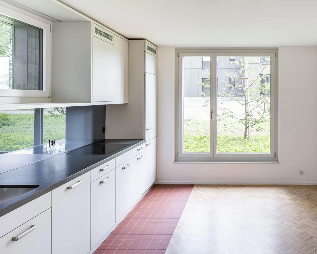 Die Innenansicht einer neuen Wohnung am Ametsberg. Links ist eine moderne Küche zu sehen.