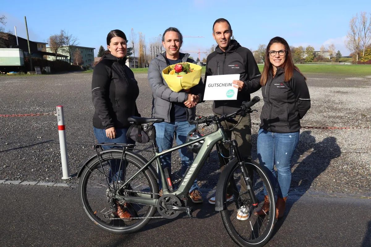 cyclomenia_preview Der Sieger des Hauptpreises Patrick Oberli (mitte links) hat eine Veloreise nach Kroatien gewonnen.