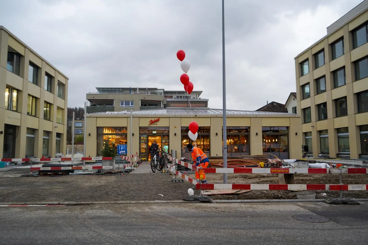 dsc02803_preview Die Steiner-Filiale am Bahnhof Hinwil ist wieder offen., Das Innere präsentiert sich sehr modern., In der neuen Filiale herrscht bereits Weihnachtsstimmung., Es werden aber längst nicht nur Kaffee und Kuchen angeboten., Das Café in der neuen Filiale ist beliebt.