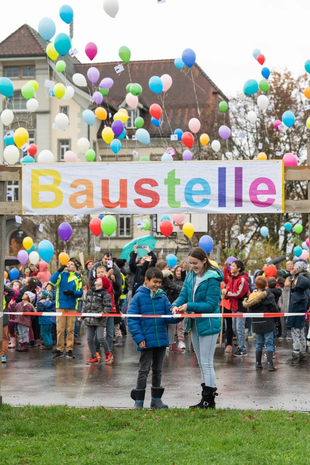 https-zueriost-ch-sites-default-files-elvis-media-2022-11-dsc_6671_preview-jpg Das Wetter machte nicht mit, aber die Begeisterung der Beteiligten Schulkinder war gross. , So soll das neue Schulhaus aussehen., Die Gänge sollen als Lernbereich genutzt werden können., Hinten von links: Roman Braun, Peter Jäggi, Miriam Cadisch, Lukas Raeber, Albin Goldmann, Seraine Bär, Crispin Bär, Jürg Ammann.