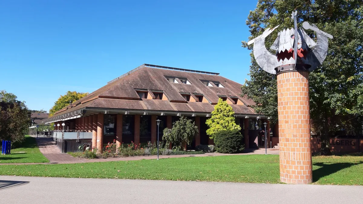Ob das Parkhotel Wallberg in private Hände kommt, soll die Bevölkerung in den nächsten Jahren entscheiden., Seit Jahrzehnten gehört die Beherbergung mitsamt Restaurant und Bankettsaal der Gemeinde.