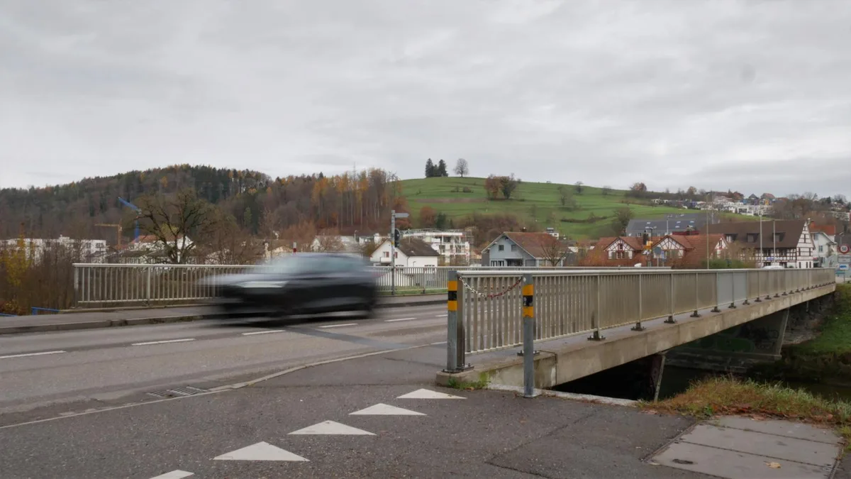 https-zueriost-ch-sites-default-files-elvis-media-2022-11-kollbrunn-t%25c3%25b6ssbr%25c3%25bccke-seite-weisslingen-richtung-rikon-3-nos_preview-jpg Die Tössbrücke ist in einem schlechten Zustand. Ein Umbauprojekt soll Abhilfe schaffen., Dieses beinhaltet auch eine Verbreiterung der Brücke für den Radweg., Der geplante Radweg soll über die Brücke bis zum «Schneckenkreisel» gehen.