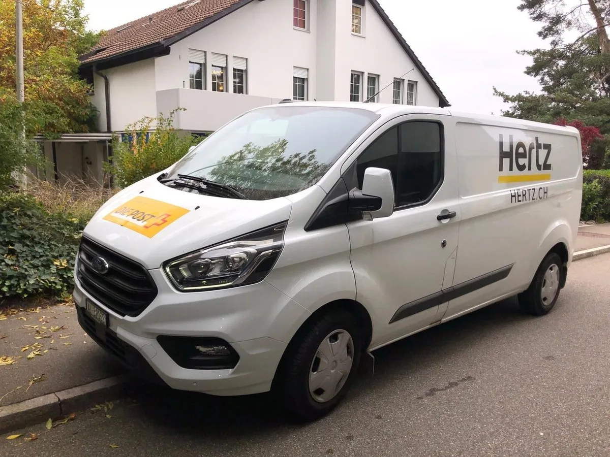 poosthertz1_preview Der gelbe Riese ist wegen Lieferschwierigkeiten von E-Vans mit Mietwägen unterwegs., Die Fahrzeuge, welche die Post bei Hertz mietet, vor der Bäckerei in Ebmattingen.