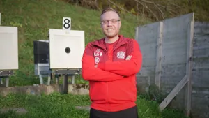 pascalbachmann_portr%c3%a4t2_preview Pascal Bachmann aus Wila ist seit kurzem Vize-Weltmeister im Sportschiessen., In drei Teamwettbewerben holte er eine Silbermedaille., Bachmann bei der Montage seines Gewehrs: Der Lauf muss jede Saison ausgetauscht werden.