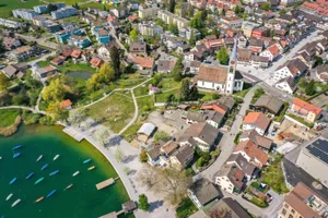 pfaeffikon_16042020_drohnenbilder2_sbo_29_preview Der Dorfbach fliesst praktisch vollständig unter Pfäffikon hindurch. Neben der Kirche erscheint er an der Oberfläche.