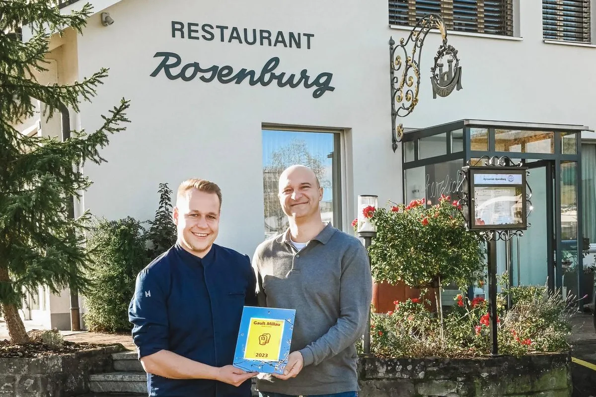 rosenburg_preview Koch Stephan Peters (li.) und sein Partner Krum Rouskov zeigen stolz die Plakette mit den 13 GaultMillau-Punkten.