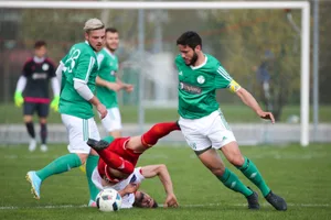 sport_02042017_fussballvolketswilbruettisellen_dku_13_preview Die Spieler von Brüttisellen-Dietlikon (grün) und Volketswil sind nicht im Tritt., Nicht mehr Trainer beim FC Volketswil: Sebastian Marda., Marcel Erismann wechselte auf diese Saison hin von Pfäffikon nach Brüttisellen.