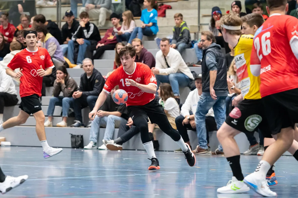 sport_19222022_handball_uster-st%c3%a4fa_pif-14_preview Uster/GC Amicitia (am Ball Manuel Müller) verpasste an den Uster Games den Sieg gegen Stäfa knapp., Die Niederlage vor rund 500 Zuschauern war aber kein Beinbruch., Die Ustermer (im Bild Milo Rüegg) haben den Einzug in die Finalrunde quasi gesichert., Einer der Teamstützen: Gilles Besek ist der drittbeste Skorer der Liga.
