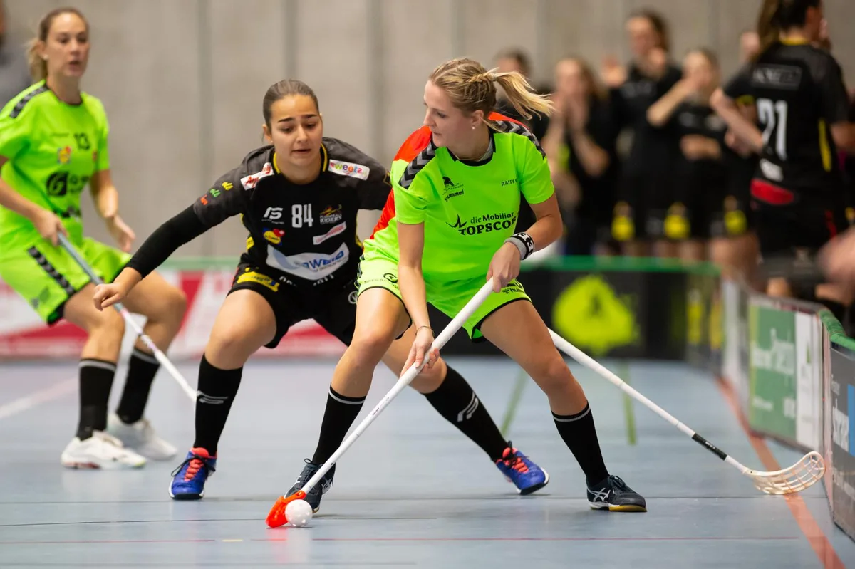 Kein Zugriff für die Floorball Riders: Der UHC Laupen (Hanka Lackova, vorne) gewann das Derby klar.