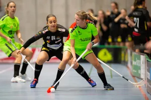sport_19222022_unihockey_laupen-riders_pif-3_preview Kein Zugriff für die Floorball Riders: Der UHC Laupen (Hanka Lackova, vorne) gewann das Derby klar.