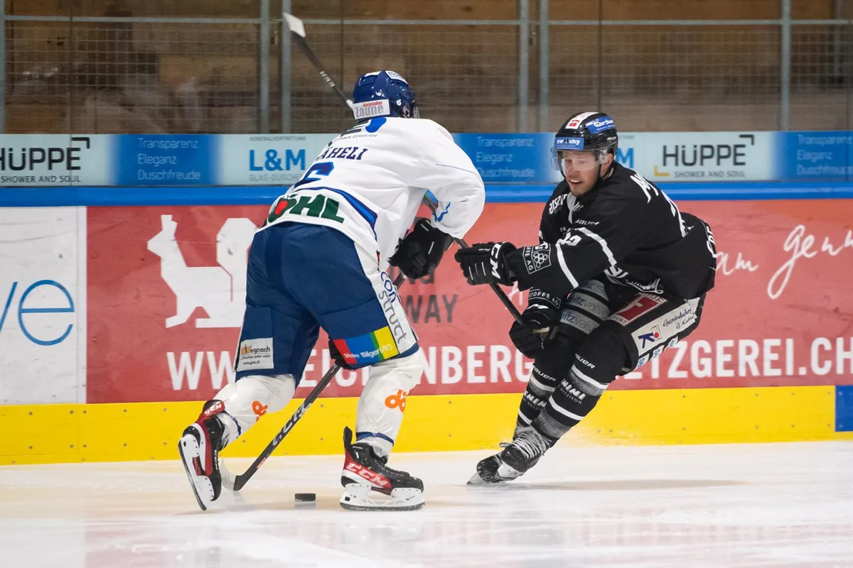 sport_20221015_eishockey_wetzikon-pikes%20oberthurgau_pif-1_preview Einzig Mario Pieroni (rechts) traf für den EHC Wetzikon in Aarau. Das war zu wenig.