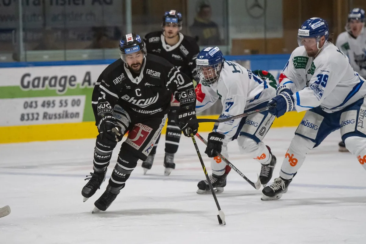 Stürmer Brent Buchmüller (links) sicherte Wetzikon mit seinem Tor in der Overtime den Sieg.