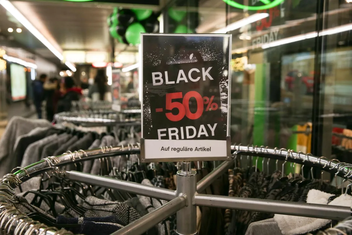 Billig, billiger, Black Friday: In vielen Geschäften sinken die Preise am 25. November markant. , Für Dominique Metz, Geschäftsführer der Veloplus AG, ein No Go. , Gleich sieht es Sebastian Reinhard vom Wetziker Kinderkleider-Label Namuk. , Auch bei Tino Scacchi im Mönchaltorfer Outdoorland sind an diesem Tag keine speziellen Rabatte zu erwarten.
