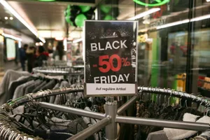 uster_23112018_black%20friday_nag-3_preview Billig, billiger, Black Friday: In vielen Geschäften sinken die Preise am 25. November markant. , Für Dominique Metz, Geschäftsführer der Veloplus AG, ein No Go. , Gleich sieht es Sebastian Reinhard vom Wetziker Kinderkleider-Label Namuk. , Auch bei Tino Scacchi im Mönchaltorfer Outdoorland sind an diesem Tag keine speziellen Rabatte zu erwarten.