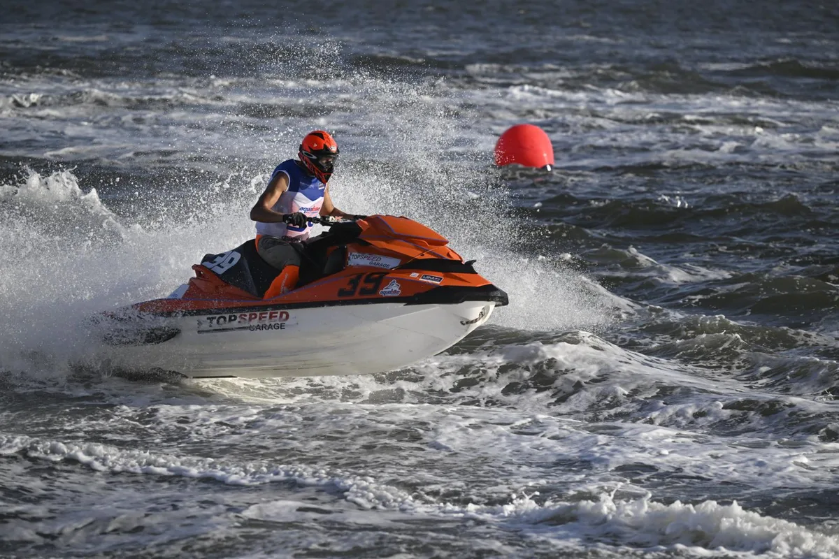 zol_dsc1693_preview Im Element: Slobodan Sobic an einem Rennen auf Sardinien in Olbia., Der Volketswiler kann seinen Sport in der Schweiz nicht ausüben., Wie für die Rennen muss er auch für Tests und Trainings ins Ausland fahren., Trotzdem nimmt der 52-Jährige an der WM teil., Sobic ist als einziger Pilot in der Königsklasse mit Schweizer Lizenz unterwegs.