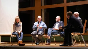 zukunftsabend_wila_preisig_preview Diskutieren über die Zukunft: Christa Hess-Brüngger, Markus Preisig, Zukunftsforscher Andreas Walker, Markus Schaaf, David Bach., Man müsse als junger Mensch Erfahrungen sammeln, sagte Brüngger, die Mitglied in der Schulpflege Turbenthal war., Zuvor gab der Zukunftsforscher Andreas Walker einen Einblick in die kommenden «Megatrends».