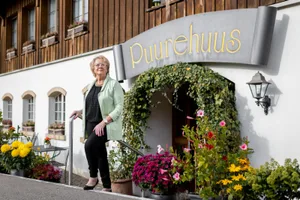 _d1a6298_preview Noch lange nicht müde: «Vollblutgastronomin» Sylvia Näf vor dem «Puurehuus» in Wermatswil., Das «Puurehuus» wurde 1989 umgebaut., Viele Gäste kommen mit dem Auto: Imposanter Eingang über den Parkplatz., Dorfbeiz an der Fehraltorferstrasse: Das «Puurehuus» macht einen sehr gepflegten Eindruck.