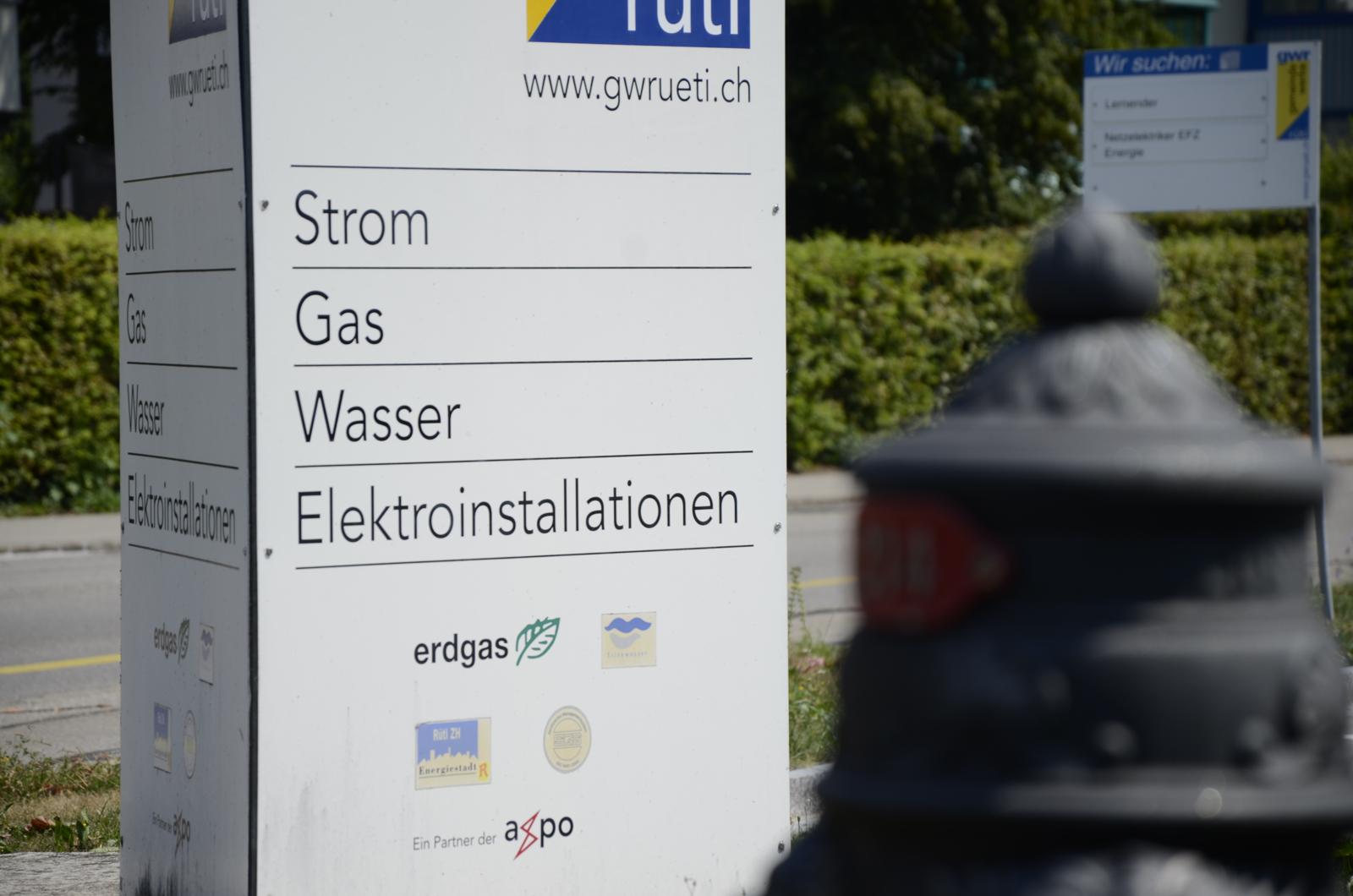 Das Schild der Gemeindewerke Rüti, dem Energieversorger der ganzen Gemeinde.