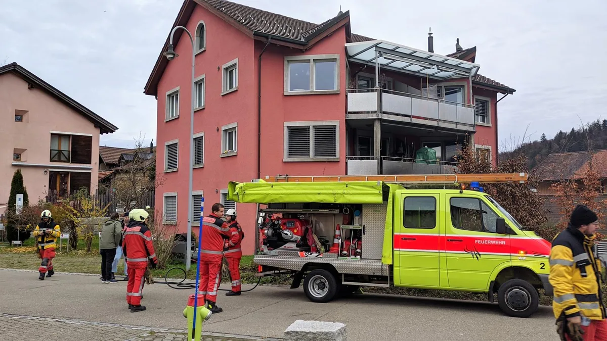 https-zueriost-ch-sites-default-files-elvis-media-2022-11-brand-in-wila-1_preview-jpg In Wila brannte es auf dem Balkon eines Mehrfamilienhauses., Die Feuerwehr konnte den Brand rasch unter Kontrolle bringen.