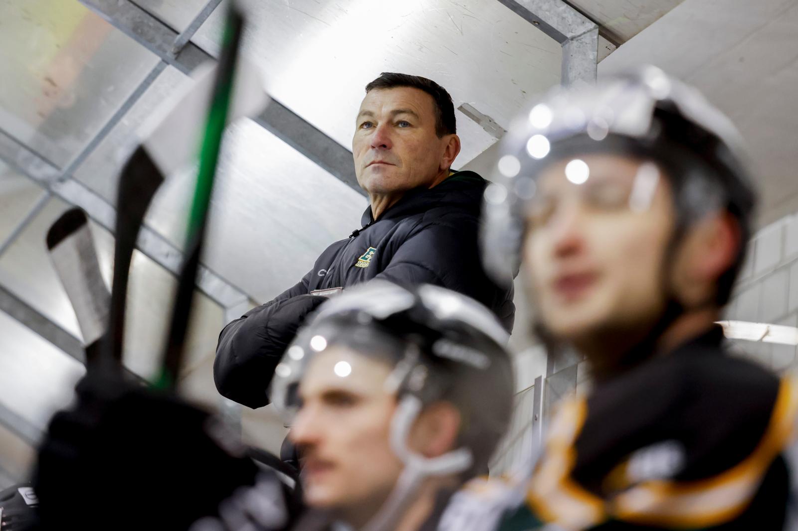 EIE-Trainer Gianni Dalla Vecchia beobachtet den Auftritt seiner Mannschaft. 