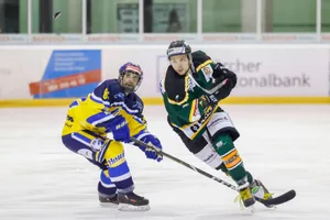 https-zueriost-ch-sites-default-files-elvis-media-2022-11-eishockey-ehceie-ehcuzwil-09_preview-jpg Der Erfolg mit dem EIE macht leichtfüssig: Stürmer Alexander Tkachenko (rechts) umläuft seinen Gegenspieler.