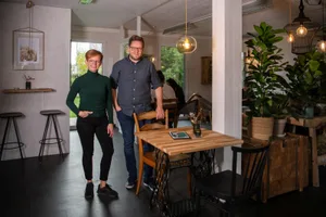 kafifeld-wetzikon-sbo-2_preview Betriebsleiterin Irina Weber und Luka Thut vom Verein Kulturfeld sind mit dem Umbau des Kafi Feld zufrieden. , Neu wird der gesamte Holzpavillon als Fläche für das Kafi benutzt., Vorher war ein grosser Teil des Pavillons mit den Büros der Freien Evangelischen Gemeinde Wetzikon besetzt., Jetzt reicht die Fläche für über 30 Sitzplätze.