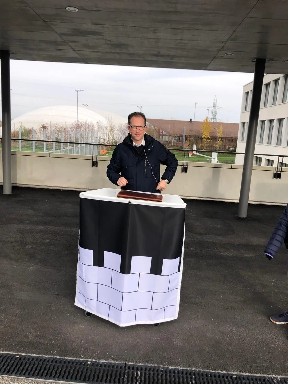looren-maur-einwihung-yves-keller_preview Maurs Gemeindepräsident Yves Keller (FDP) bei der Einweihung des Schulhauses Looren am Rednerpult., Interessierte Maurmer Bürger bei einer Führung vor dem neuen Schulhaus Looren., Gemeindepräsident Yves Keller (FDP) spricht bei der Einweihung des Schulhauses Looren in Maur zur Festgemeinde., Beim Bau kam es zu Verzögerungen. Im Bild: die Baustelle im April.