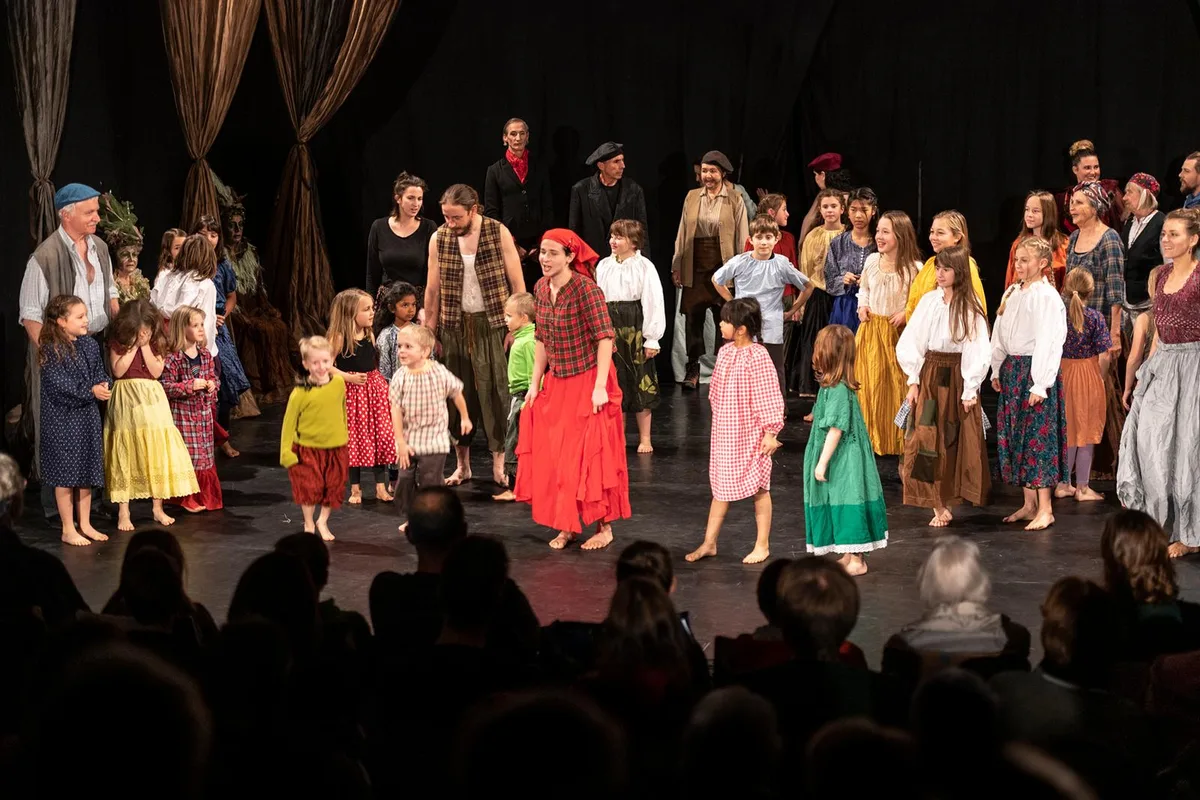 Das Volk von Athen eröffnet den «Sommernachtstraum»., Ein Wald voller Kinderchor-Elfen., Die Braut, Der Bräutigam und der Nebenbuhler., Theseus und Hyppolita, die Amazone., Die Baumköniginnen aus dem Zauberwald., Die drei Pucks sorgen für Verwirrung im Zauberwald., Die Elfenkönigin hat etwas vom Zaubertrank abbekommen und verliebt sich in einen Esel., Derweil proben Athens Handwerker im Wald ihr Theaterstück., Die beiden Chöre geniessen den wohlverdienten Applaus.
