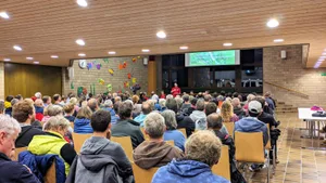 toess-projekt-wila-inforveranstaltung_preview Das Interesse an der Informationsveranstaltung des Kantons war gross: ein voller Eichhalde-Saal., So könnte die Töss nach der Revitalisierung aussehen., Die Töss heute: begradigt und kanalisiert.
