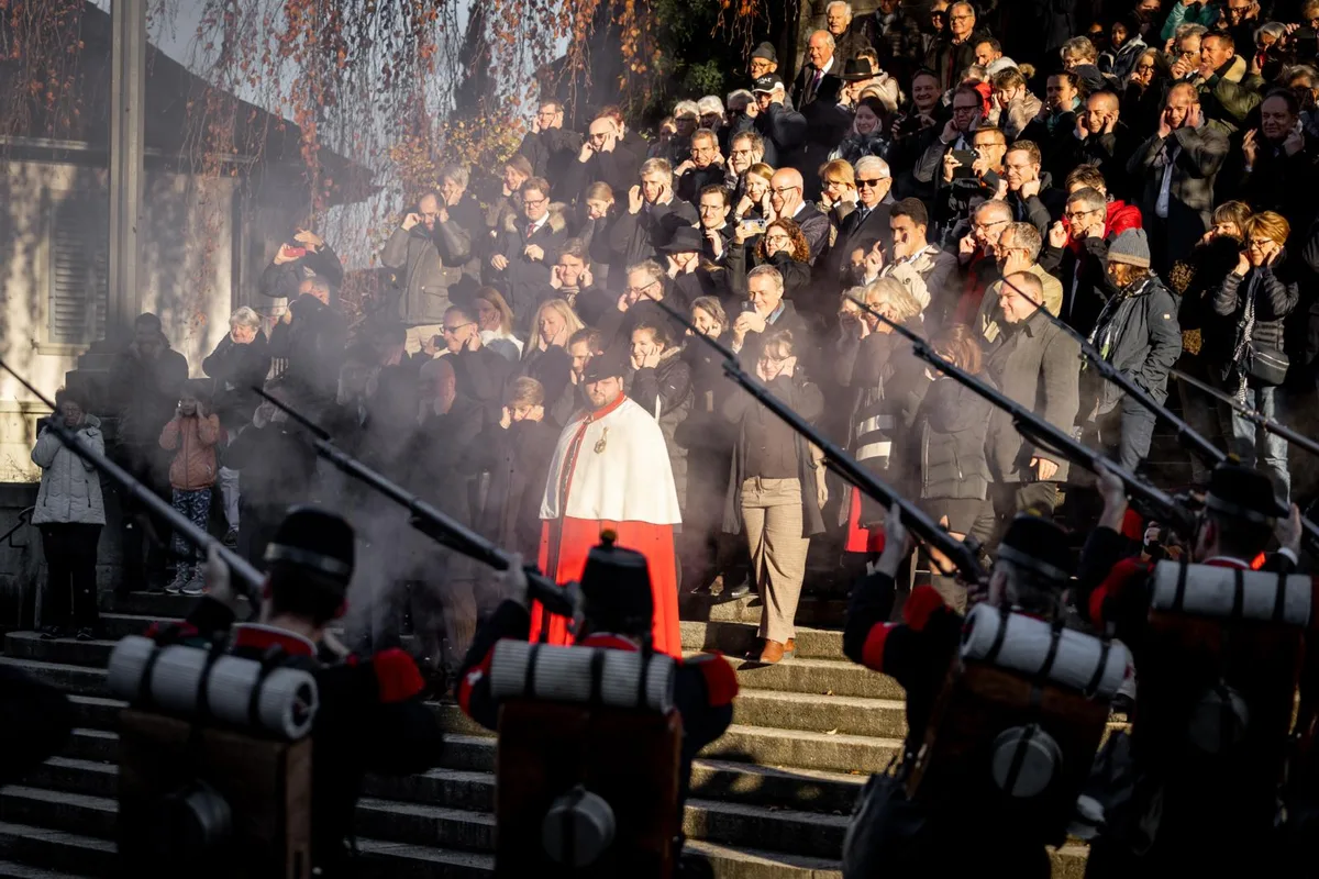 Ab in die Luft: Salutschiessen vor der Kirche. Foto: Christian Merz