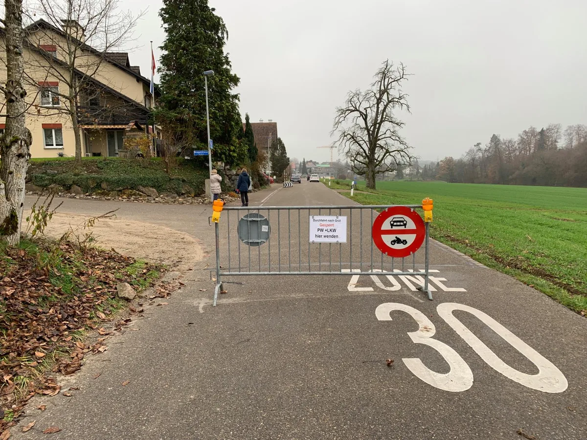 Vom 28. November bis Weihnachten bleibt die Langweidstrasse versuchsweise gesperrt. , Mit der Sperrung soll der Schleichweg durchs Grüt unterbunden werden. , Die vorgesehene Signalisation im Bereich Nübruch/Bertschikerstrasse. , Die vorgesehene Signalisation im Bereich Grüt.