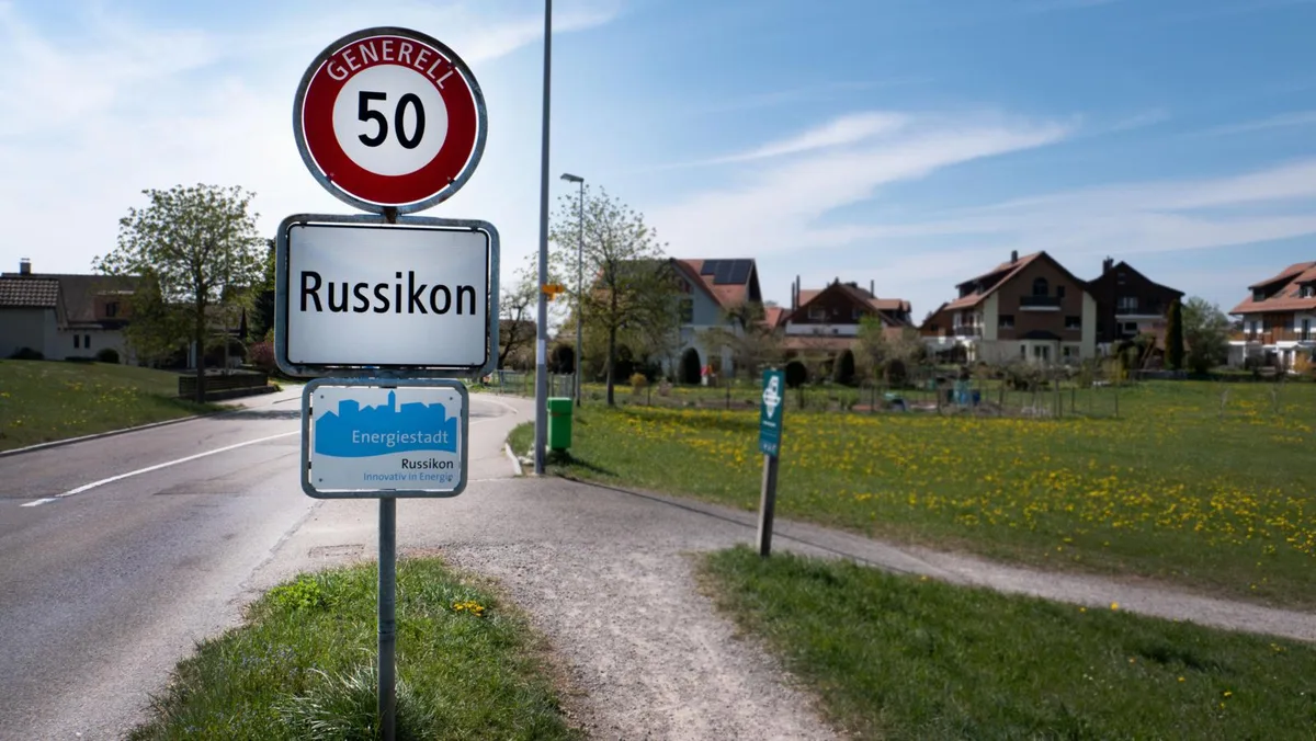 russikon_ortstafel_fruehling02_preview_0 Die letzte Gemeindeversammlung dieses Jahres wurde vom neuen Gemeindepräsidenten Philipp Hirsiger dirigiert.