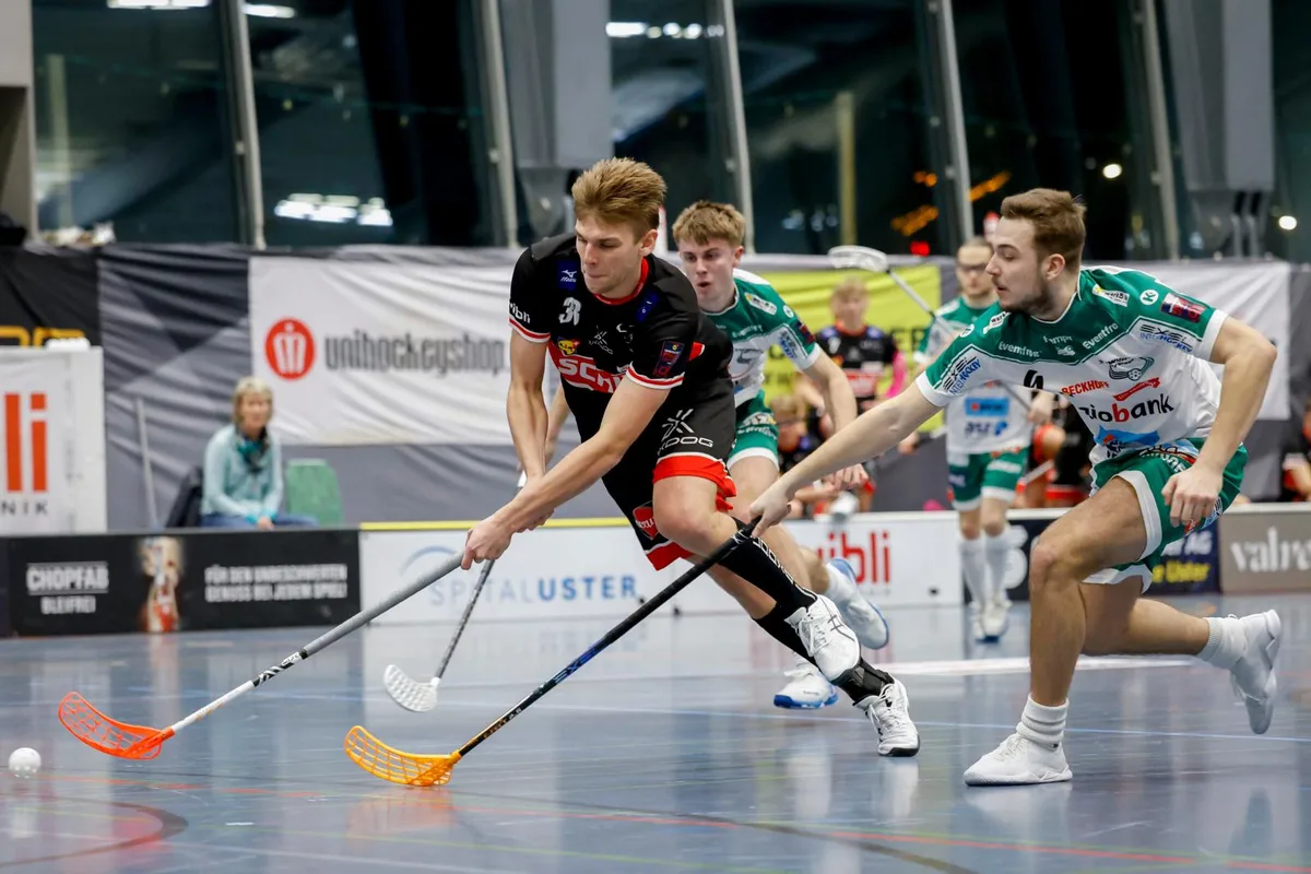 https-zueriost-ch-sites-default-files-elvis-media-2022-12-unihockey%2520uhcuster-svwilerersigen-sport-07_preview-jpg Angriffig: Daniels Janis Anis (am Ball) und der UHC Uster brachten Leader Wiler-Ersigen an den Rand einer Niederlage.