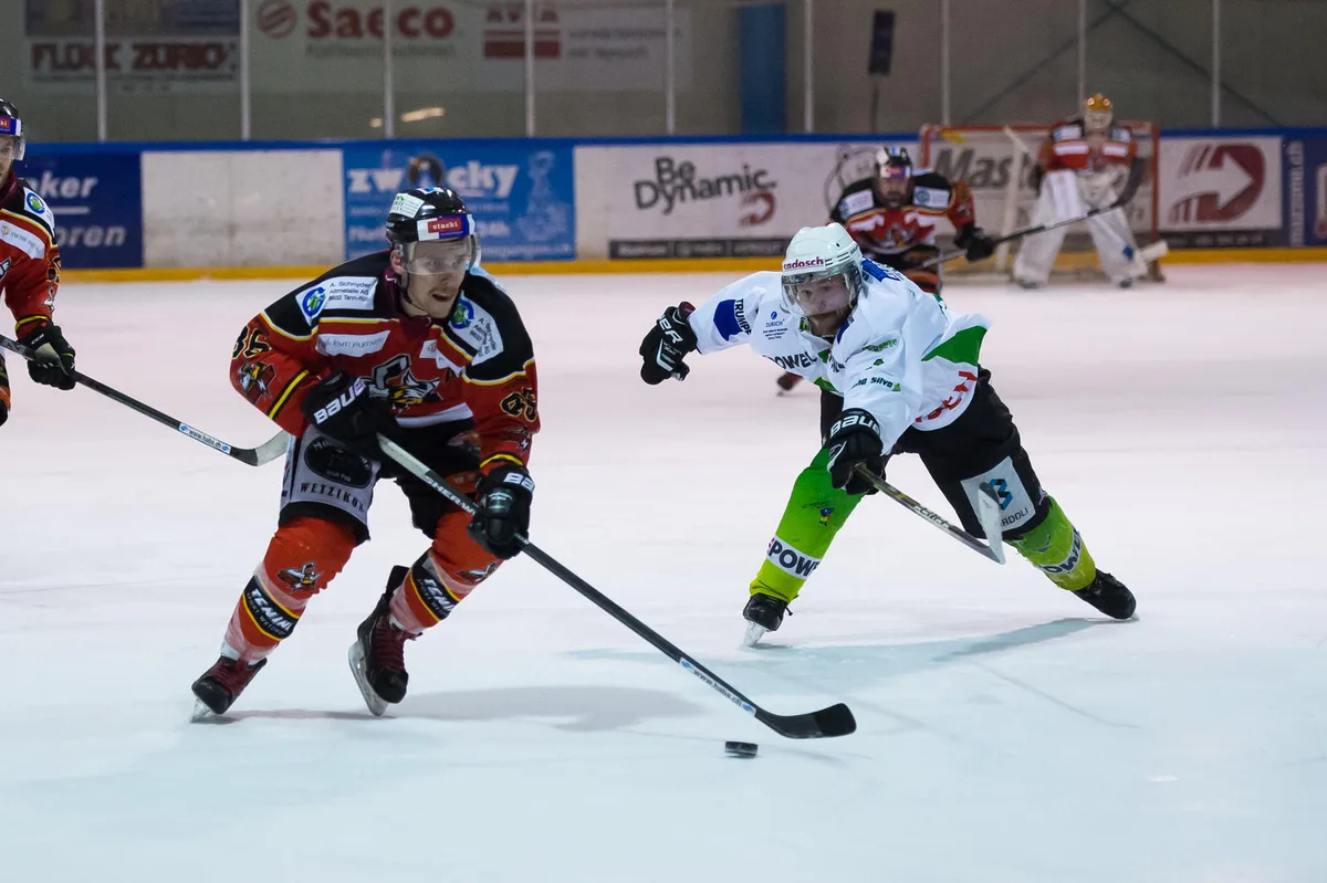 sport_15032016_eishockey_pif-3 Am Wochenende zweimal im Einsatz: Für die Dürnten Vikings (Andy Rüegg, links) steht sowohl am Samstag als auch am Sonntag ein weiteres Finalduell gegen Prättigau auf dem Programm. (Bild: Robert Pfiffner)