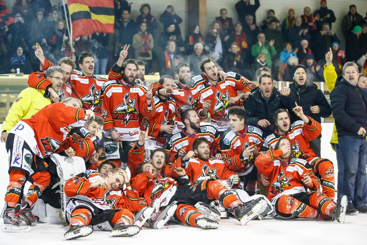 sport_22032016_eishockey_crm_11 Die Feier beginnt schon auf dem Grüscher Eis: Die Dürnten Vikings entschieden die Finalserie gegen Prättigau wie schon im Vorjahr in der vierten Partie. (Bild: Christian Merz)