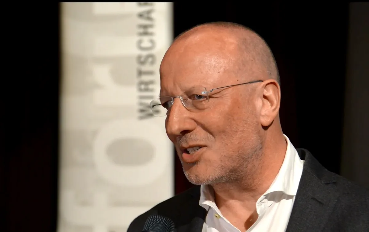 SRG-Chef Roger de Weck sprach am Top-Anlass des Wirtschaftsforums Uster mitunter in der Tonalität eines Pfarrers. (Printscreen Züriost)