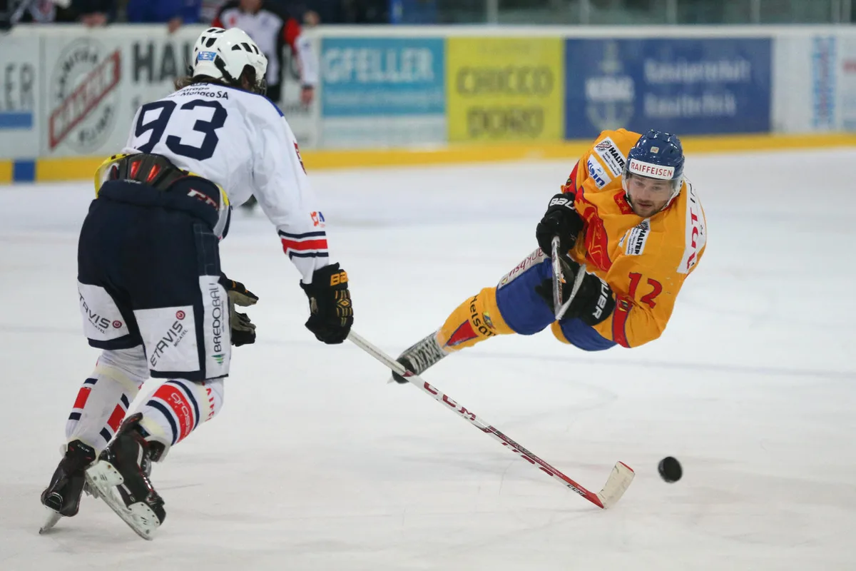 sport_13032016_eishockeyduebibiasca_dku_3 EHCD-Stürmer Adrian Stoob (rechts) erhält neue und jüngere Teamkollegen. (Archivbild: David Kündig)