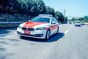 patrouillenfahrzeug_02 Auf der Oberlandautobahn hatte ein 20-Jähriger eine schlechte Idee. Für sein Verkehrsvergehen wurde er nun verurteilt. (Bild: zvg/Kantonspolizei Zürich)