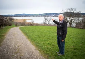 seegraeben_30032016_1-aprilscherz_sbo_4 Der ideale Ort, um die heutigen Schiessübungen zu beobachten: Ueli Jucker auf der Erhöhung in der Nähe des Juckerhofs in Seegräben. (Bild: Seraina Boner)