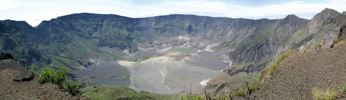 bild-tambora-14-2 Die Tambora-Caldera von Westen aus gesehen.
(Bild: Katie Preece, Keele-Universität, England), Der Tambora liegt auf der indonesischen Insel Sumbawa.
(Bild: zvg)