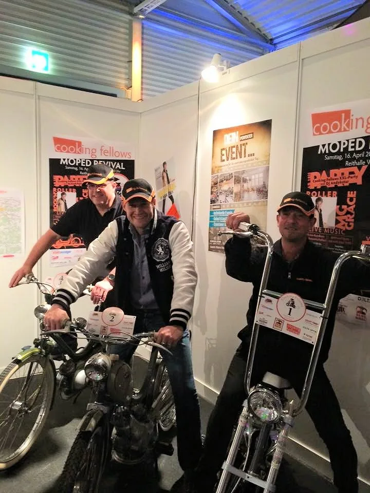 Pedro Wirz (v. l.), Musiker M. G. Grace und Pietro Lanaro testeten die Mofas am Moped Revival»-Stand an der Wohga-Messe in Winterthur aus.
