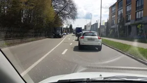 20160406_132414_2 Wieder einmal falsch gepokert: Auf der Zürcherstrasse in Wetzikon erwartet mich eine längere Kolonne. (Bild: Christian Brändli)