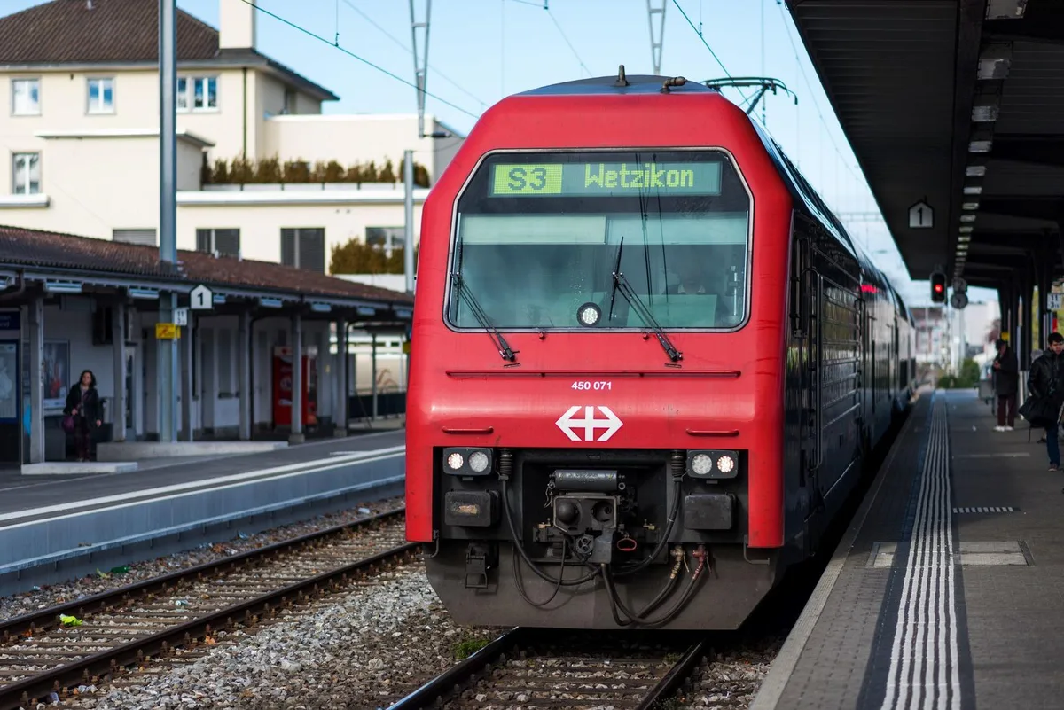 pfaeffikon_06-11-15_sbahn_fsm_009 Eine Verschiebung des Schulbeginns würde den ÖV nur bedingt entlasten, findet der Kantonsrat. (Symbolbild: Fabio Meier/Archiv)