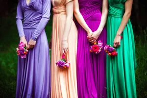 fotolia_79461658_l Sowohl Farbe als auch Schnitt der Kleider der Hochzeitsgäste mögen bei Bräuten zum Teil Nervosität hervorrufen. (Symbolbild: Fotolia)